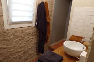 La salle de bains est pourvue de toilettes, d'un lavabo et d'une fenêtre. dans l'établissement chambres d'hotes Chez Maggie, à Saint-Martin-de-Gurçon