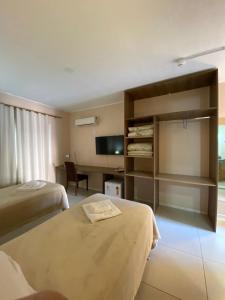 Cama ou camas em um quarto em Coimbra Hotel Pousada