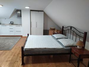 Posteľ alebo postele v izbe v ubytovaní Forest Romantic Apartment Brdy