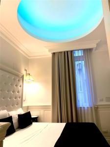 una camera con un letto e un soffitto blu di Tito Suite a Roma