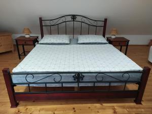 Posteľ alebo postele v izbe v ubytovaní Forest Romantic Apartment Brdy