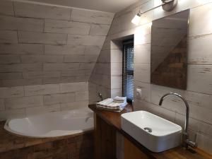 Kúpeľňa v ubytovaní Forest Romantic Apartment Brdy