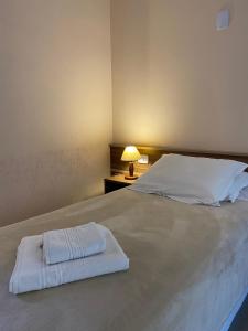 Cama ou camas em um quarto em Coimbra Hotel Pousada