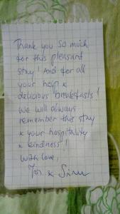 kawałek papieru z pismem. w obiekcie Cukoos Nest w mieście Koczin