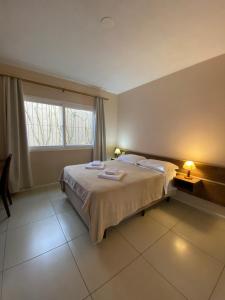 Cama ou camas em um quarto em Coimbra Hotel Pousada