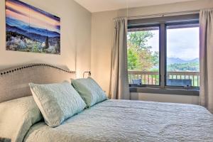 Cama o camas de una habitación en Studio Getaway with Mountain Views Near Breweries!