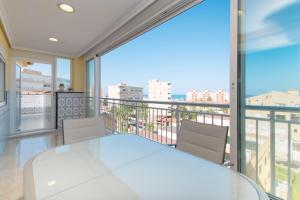 jadalnia ze stołem i balkonem w obiekcie 105 Beach View - Alicante Holiday w mieście Torrevieja