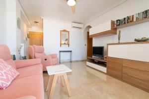 Telewizja i/lub zestaw kina domowego w obiekcie 105 Beach View - Alicante Holiday