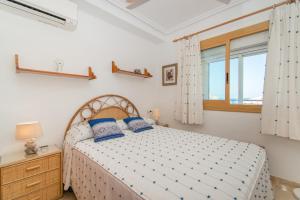 sypialnia z łóżkiem i oknem w obiekcie 105 Beach View - Alicante Holiday w mieście Torrevieja