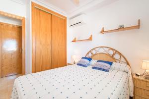 Łóżko lub łóżka w pokoju w obiekcie 105 Beach View - Alicante Holiday