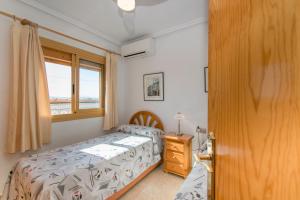 sypialnia z łóżkiem i oknem w obiekcie 105 Beach View - Alicante Holiday w mieście Torrevieja +18 zdjęć