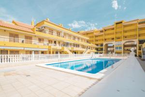 basen przed budynkiem w obiekcie 105 Beach View - Alicante Holiday w mieście Torrevieja