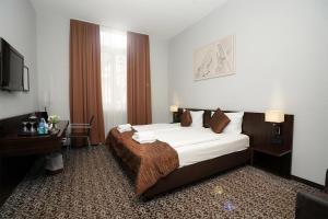 Cama ou camas em um quarto em The Atrium Hotel mais 37 fotos