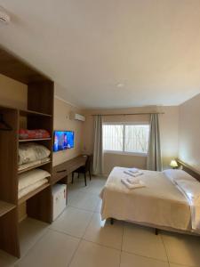 Cama ou camas em um quarto em Coimbra Hotel Pousada