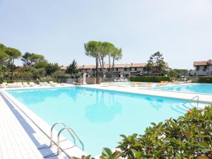 een groot zwembad in een resort bij Villaggio Danubio in Bibione