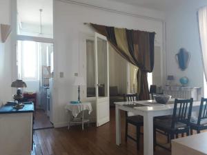 - une cuisine et une salle à manger avec une table et des chaises dans l'établissement Аpartements in the historical center df Vichy,hotel Imperial., à Vichy