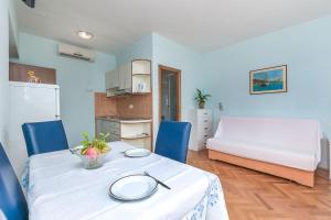 Habitación con mesa, sillas y cama en Apartments Marija, en Duće