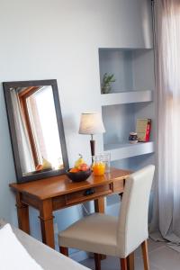 escritorio de madera con espejo y silla en Las Bayas Home Suites en Esquel
