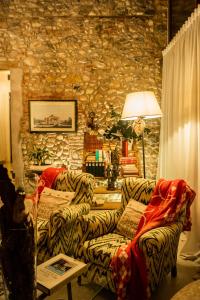 a living room with couches and a stone wall at Casa Di Campagna Castello B&B in Sarcedo