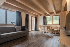 A seating area at Chalet Alpenrose