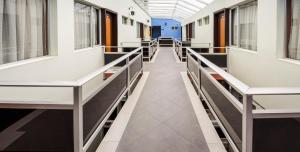 um corredor de um corredor hospitalar vazio em HOTEL AMERICANA PASTO em Pasto