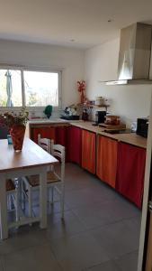 a kitchen with a table and a counter top at Bienvenue pour vous détendre in Parbayse