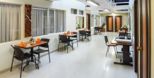 restauracja ze stołami i krzesłami w pokoju w obiekcie HOTEL AMERICANA PASTO w mieście Pasto