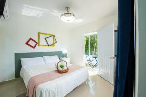 Un dormitorio con una cama con una cesta. en Bamboo Hoouse, en Santo Domingo