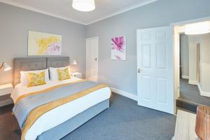 מיטה או מיטות בחדר ב-Eskdale House by Horizon Stays