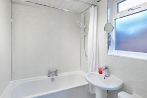 Phòng tắm tại Eskdale House by Horizon Stays