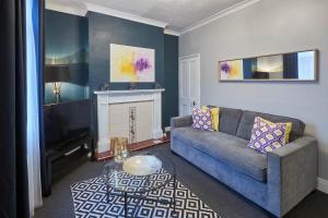 達靈頓的住宿－Eskdale House by Horizon Stays，带沙发和壁炉的客厅