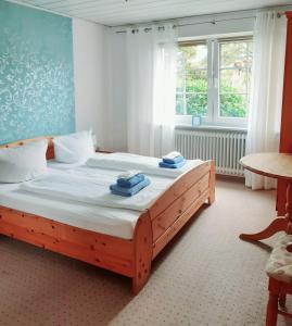 ein Schlafzimmer mit einem Holzbett mit Handtüchern darauf in der Unterkunft Ferienwohnung Rieger in Braunlage