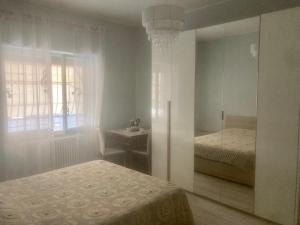 - une chambre avec 2 lits, un lavabo et un miroir dans l'établissement Casavacanze Marie, à Pescara
