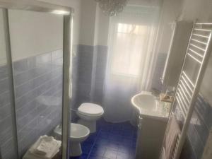 La salle de bains est pourvue de toilettes, d'un lavabo et d'une douche. dans l'établissement Casavacanze Marie, à Pescara