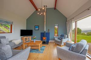 sala de estar con sofás y TV en Seabank Lodge en Oban