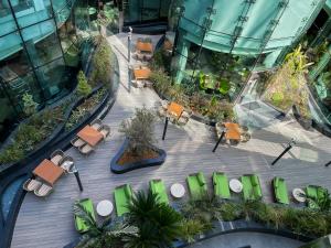 Al Khoory Sky Garden Hotel في دبي: اطلالة علوية على حديقة في مبنى