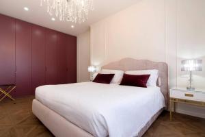 Tempat tidur dalam kamar di Madonna Montecchi Luxury Suite in Verona