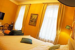 En eller flere senge i et værelse på Filip Apartment Oradea