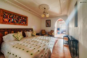 A bed or beds in a room at Casa Hassan
