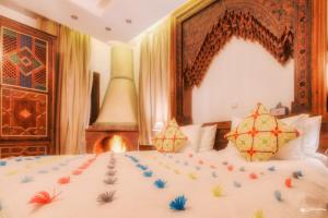 A bed or beds in a room at Casa Hassan