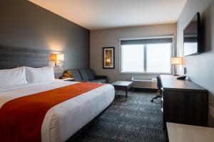 Ένα ή περισσότερα κρεβάτια σε δωμάτιο στο Amsterdam Inn & Suites Florenceville