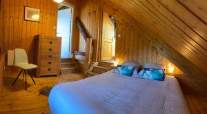 ein Schlafzimmer mit einem großen Bett im Dachgeschoss in der Unterkunft La Tanière in Vaujany