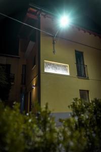 una luce sul lato di un edificio di notte di Via Mazzini B & B (MXP) a Vizzola Ticino