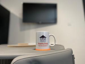 una taza de café sobre un escritorio en StayCrewe Apartments, en Crewe