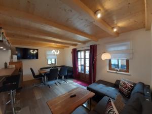 A seating area at Hochalmbahnen Chalets Rauris 1-09 WE1, Maislaufeldweg 1i EG