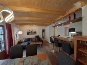 uma sala de estar com um sofá e uma mesa em Hochalmbahnen Chalets Rauris 1-09 WE1, Maislaufeldweg 1i EG em Rauris