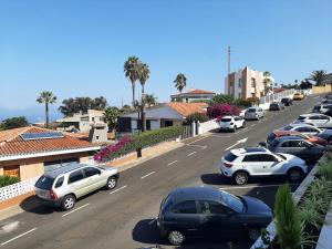un montón de autos estacionados en un estacionamiento en Guanche Bay en Santa Cruz de Tenerife