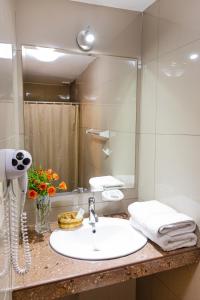 a bathroom with a sink, toilet, and mirror at El Portal De San Lázaro in Arequipa