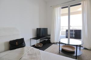 ボーソレイユにあるLuxurious Apartments Monaco&SeaView, InfinityPool&Parkingのベッドルーム(ベッド1台、テレビ、テーブル付)