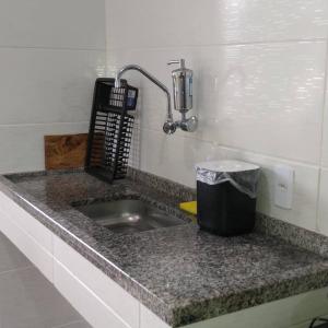 a kitchen counter with a sink in a room at A Casa da Ilha de Itacuruçá - Aps in Flecheiras